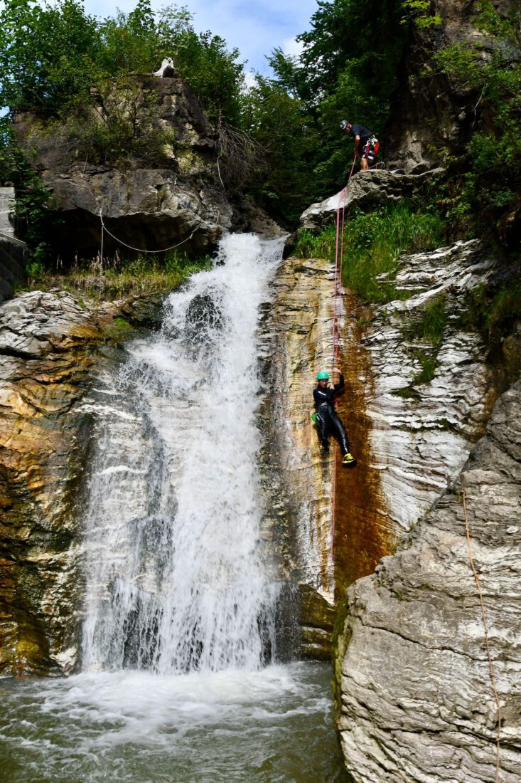 Melanie wird am Wasserfall hinab gelassen