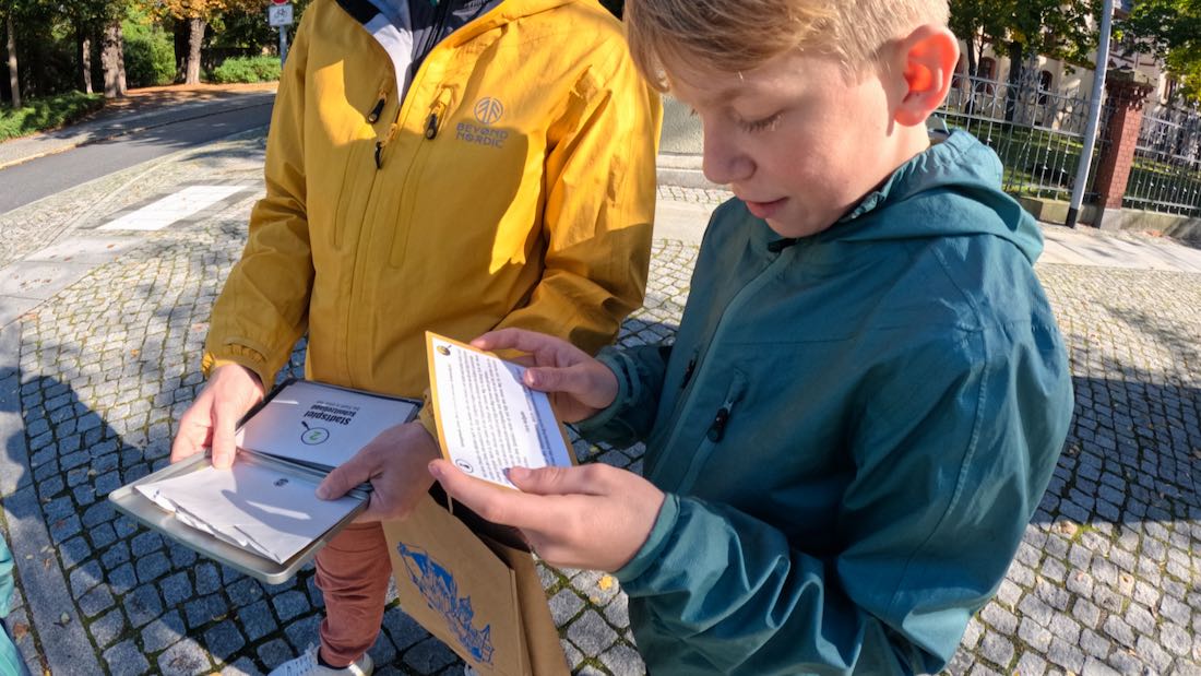 Ben löst ein Raetsel beim Stadtspiel Bautzen