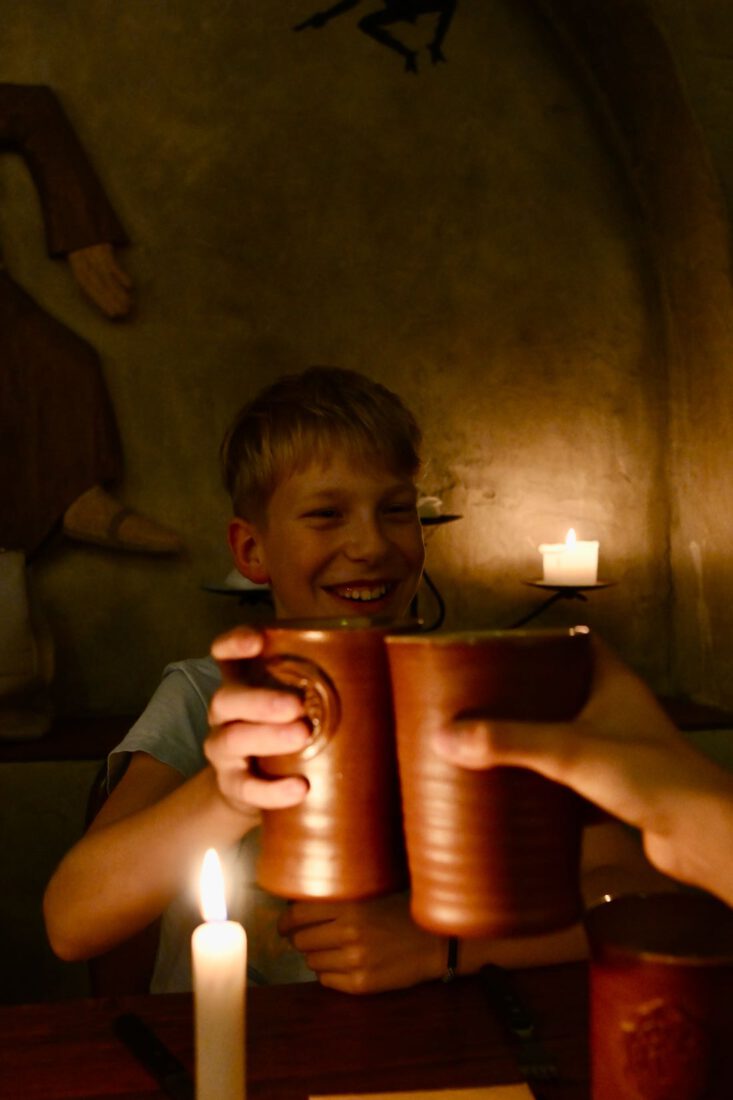 Ben stößt an im Mönchshof in Bautzen