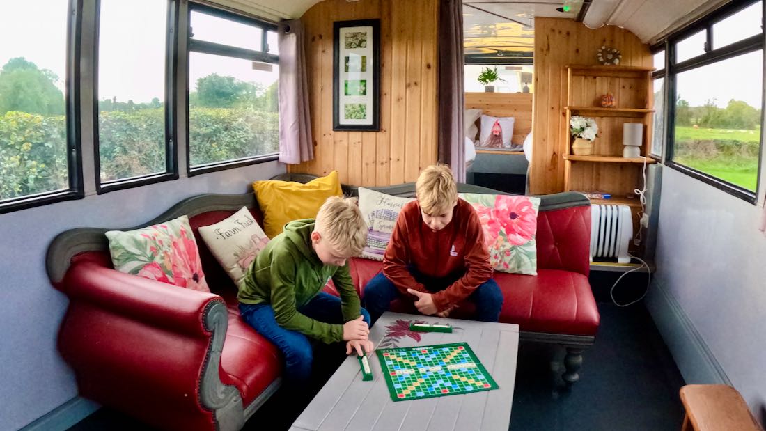 Ben und Flo spielen Scubble im Glasson Glambping Bus