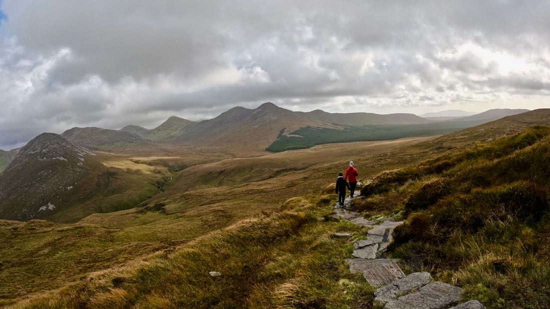 Ben und Melanie Wandern im Connemara-Nationalpark