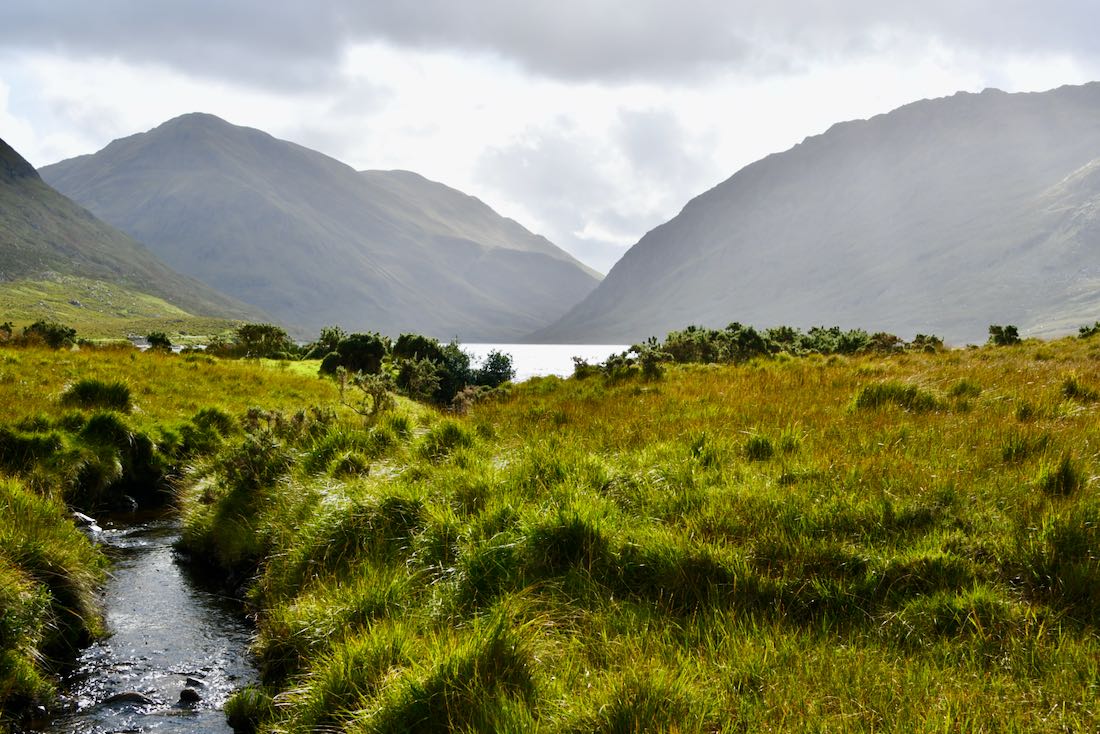 Ein kleiner Fluss im Doolough Valley