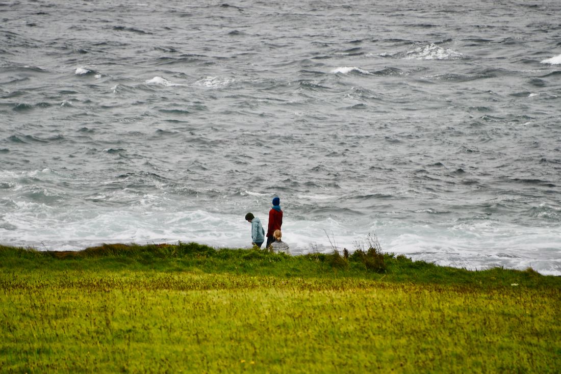 Flo, Ben und Melanie am Meer in Irland