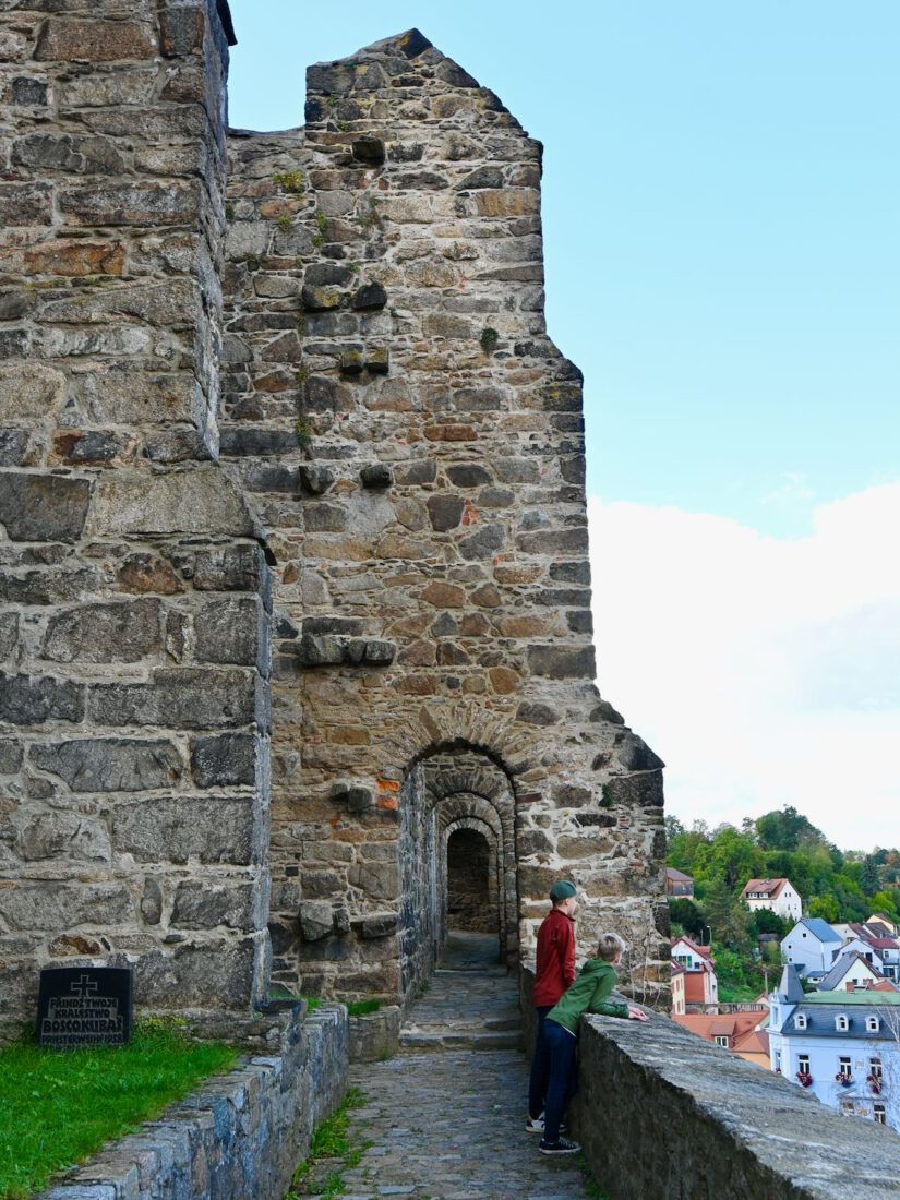 Flo und Ben auf dem alten Friedhof an der St.-Nikolai-Kirche