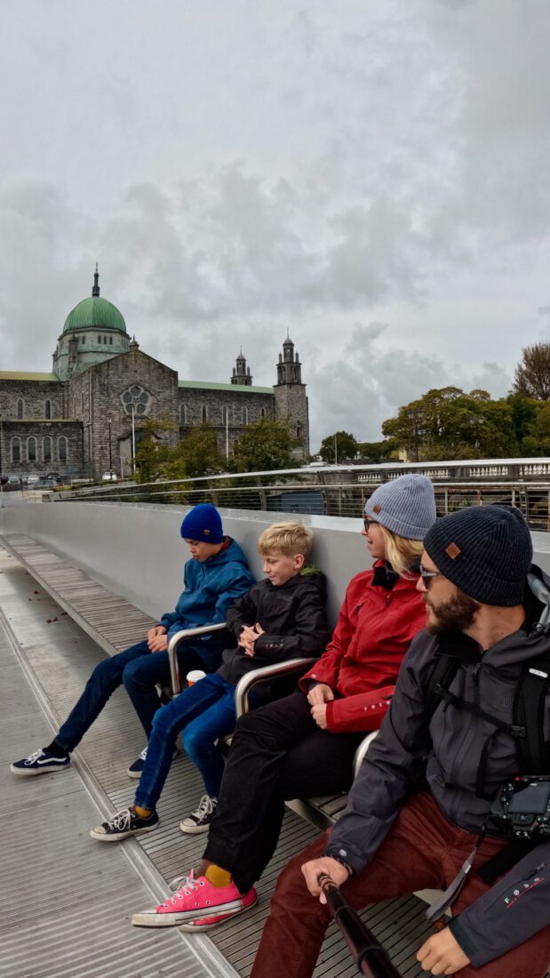 Fravely an der Kathedrale von Galway