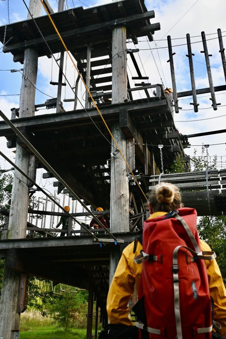 Melanie schaut den Kletterturm hinauf