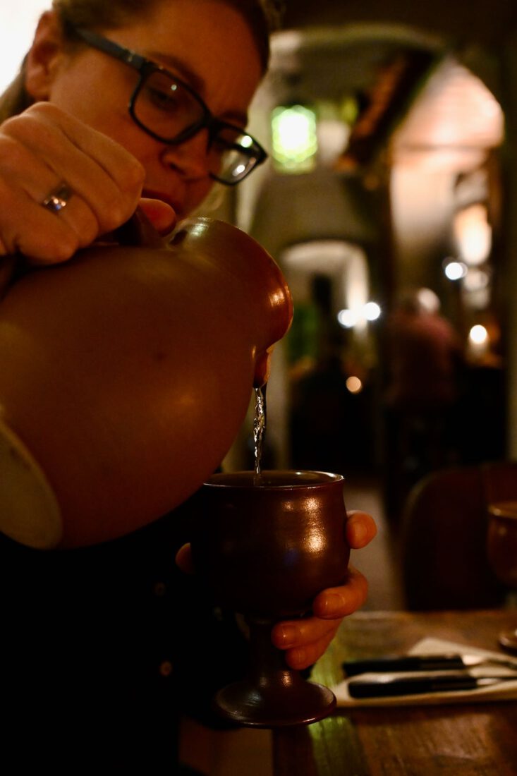 Melanie schenkt wein aus im Mönchshof Bautzen