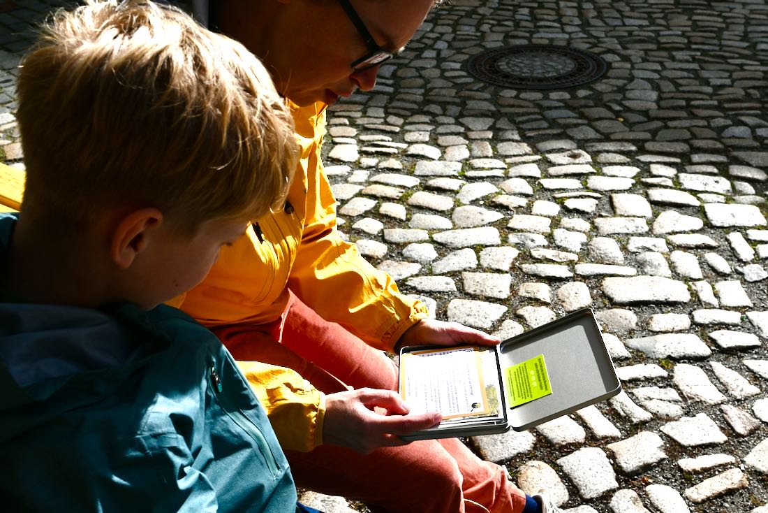 Melanie und Ben öffnen das Stadtspiel in Bautzen