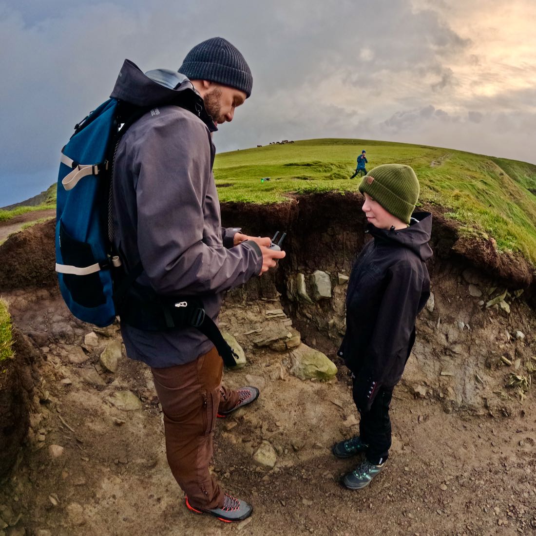 Thomas startet die Drone an den Cliffs of Moher