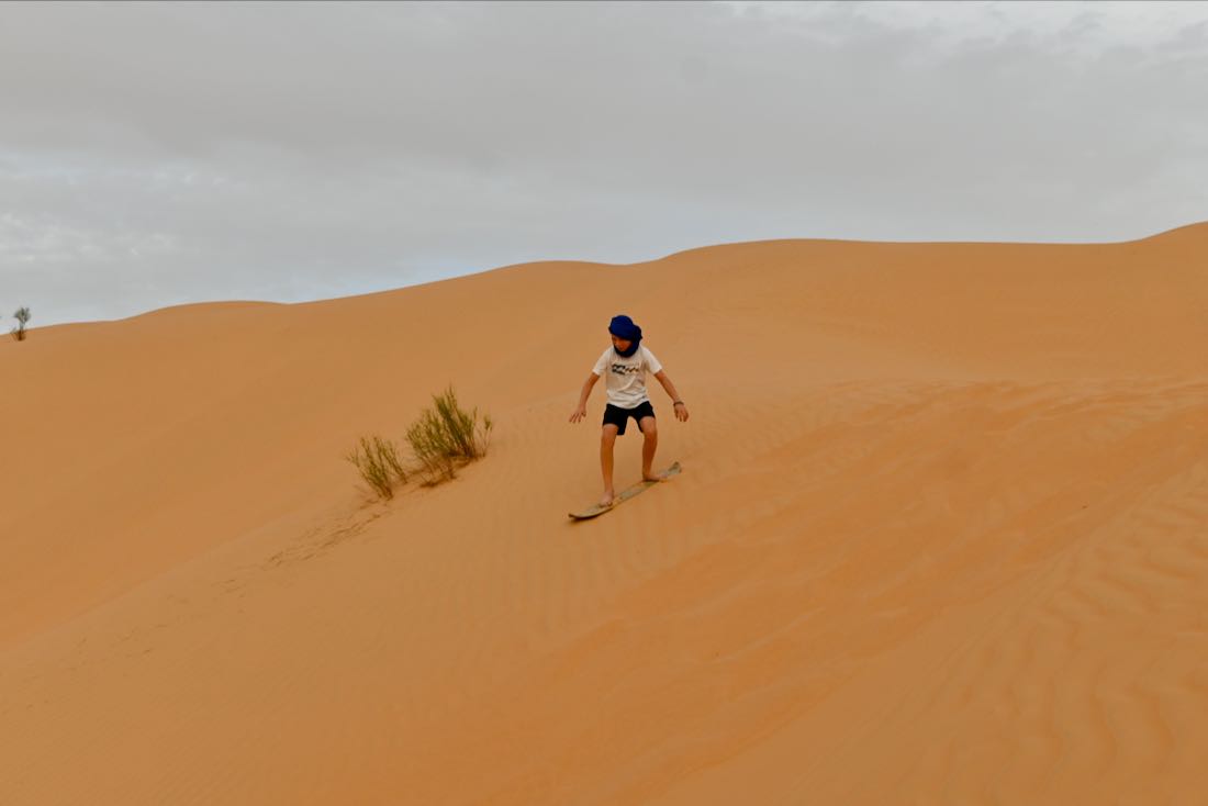 Ben beim Sandboarding in der Sahara in Tunesien