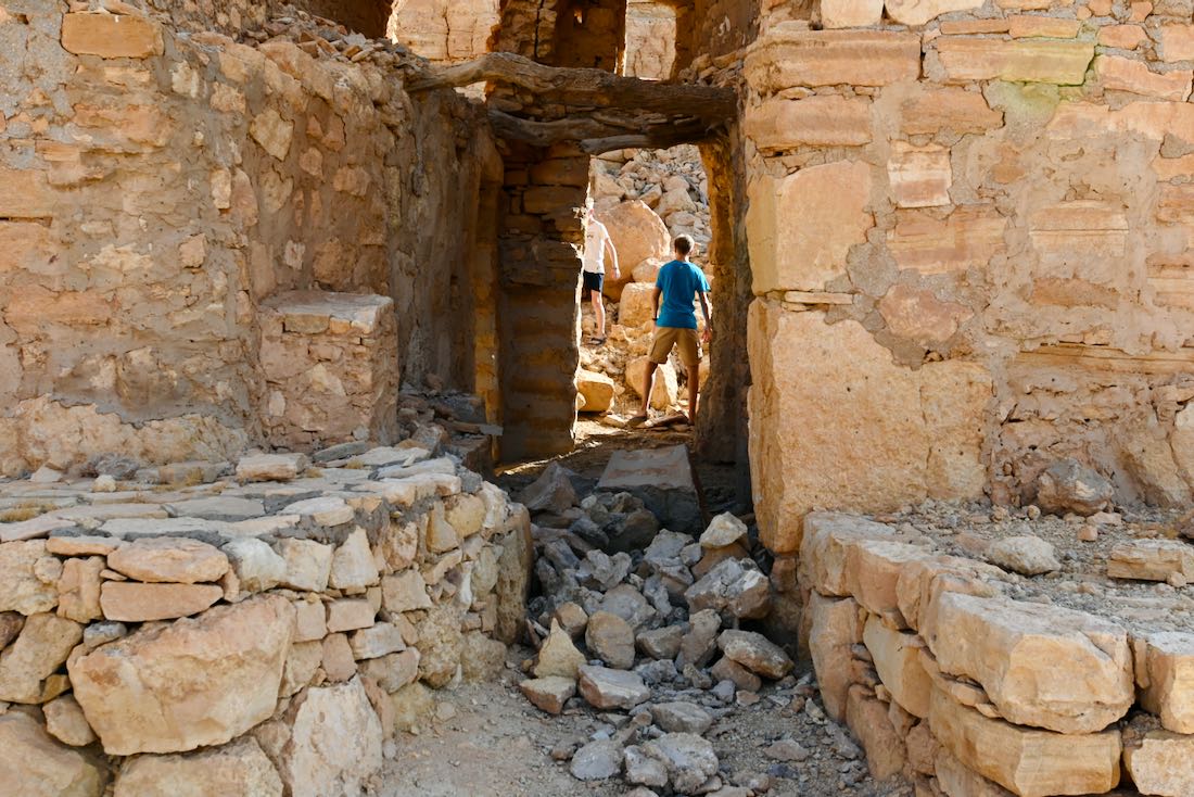 Ben und Flo in den Ruinen von Berberdorf Douiret