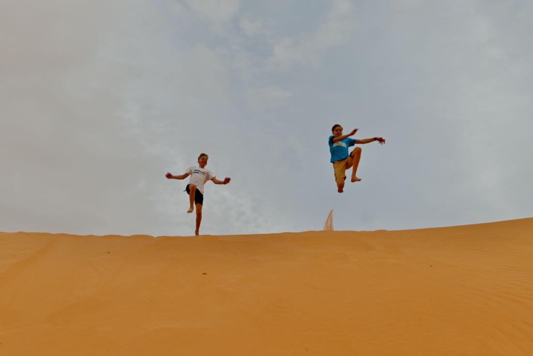 Ben und Flo springten in den Sahara Sand über die Düne
