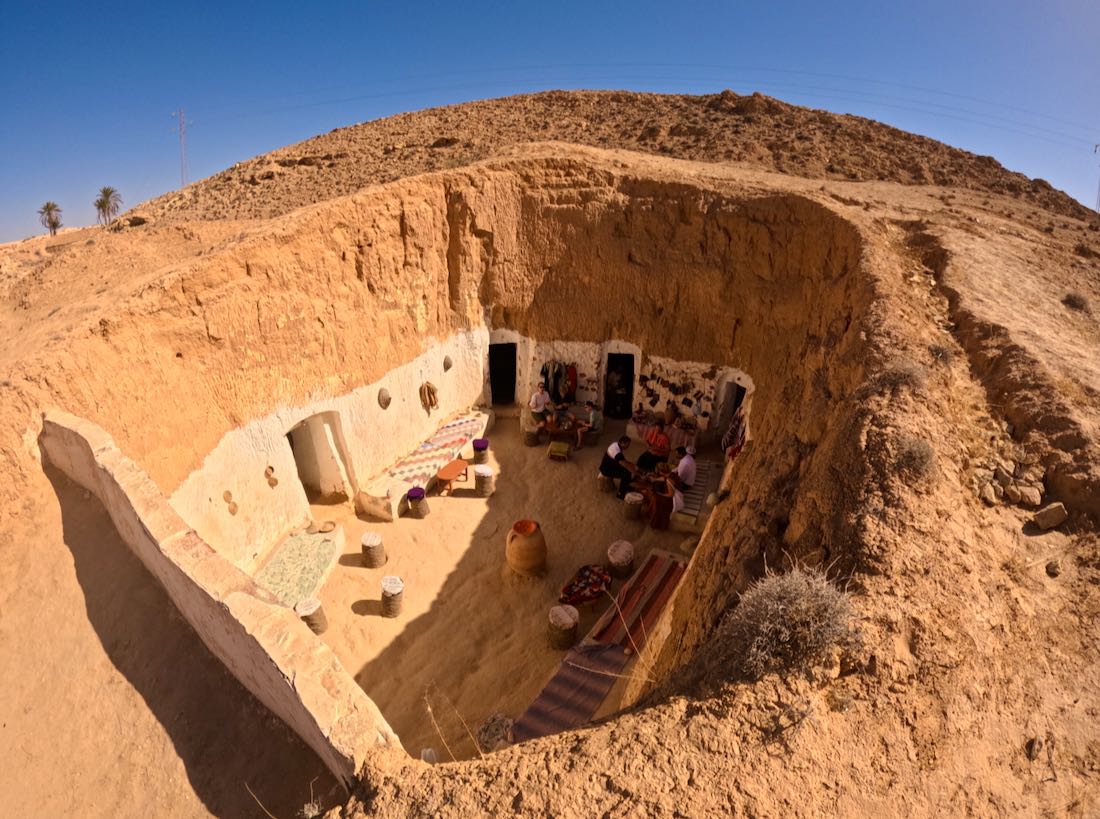 Blick in ein Troglodyten Haus bei Matmata auf Djerba
