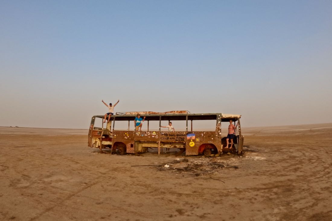 Ein Lost Place Bus auf dem Chott el Djerid