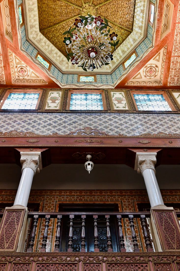 Ein bunt verziertes Haus in Kairouan in Tunesien