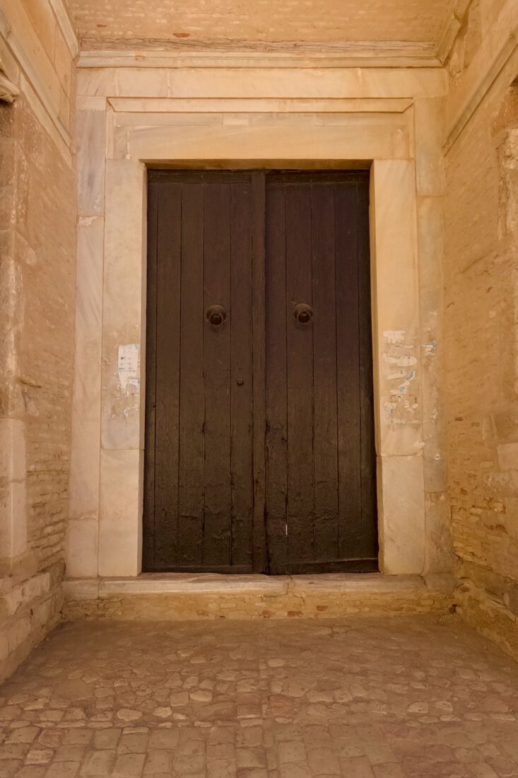 Eine Eingangstür der großen Moschee in Kairouan