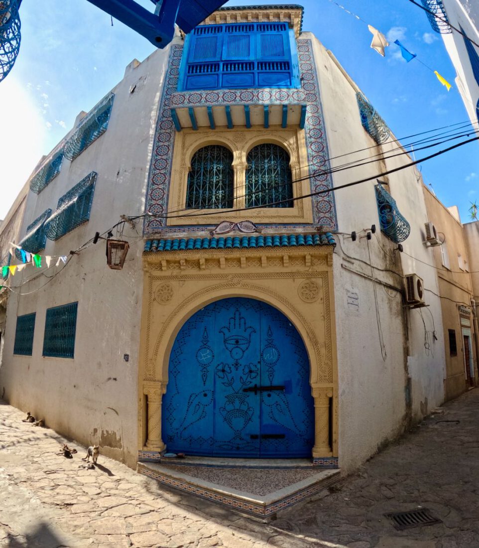 Eine blaue Tür in der Median von Hammamet