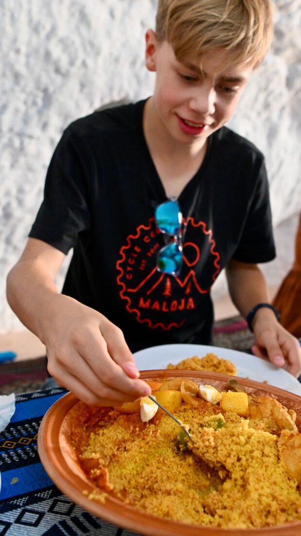 Flo isst CousCous im Hotel Sidi Idirss