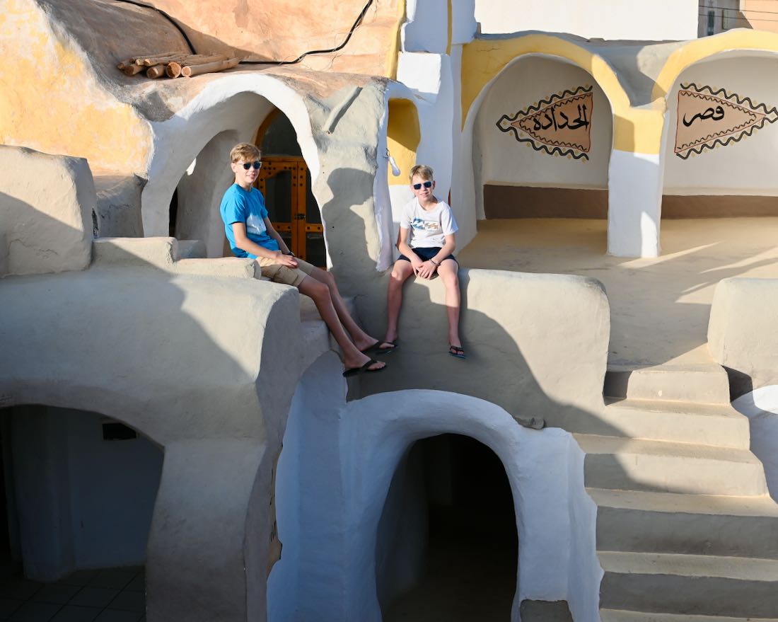 Flo und Ben im Ksar Hadada am Platz wo Qui-Gon Jinn und Annakins Mutter standen