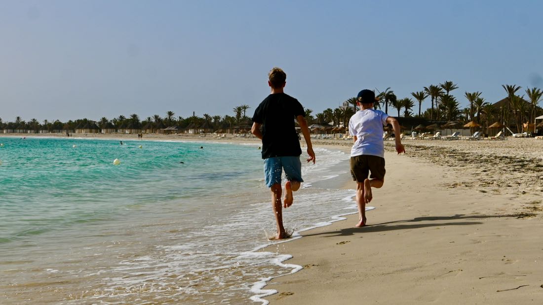 Flo und Ben laufen an der Blue Lagoon auf Djerba