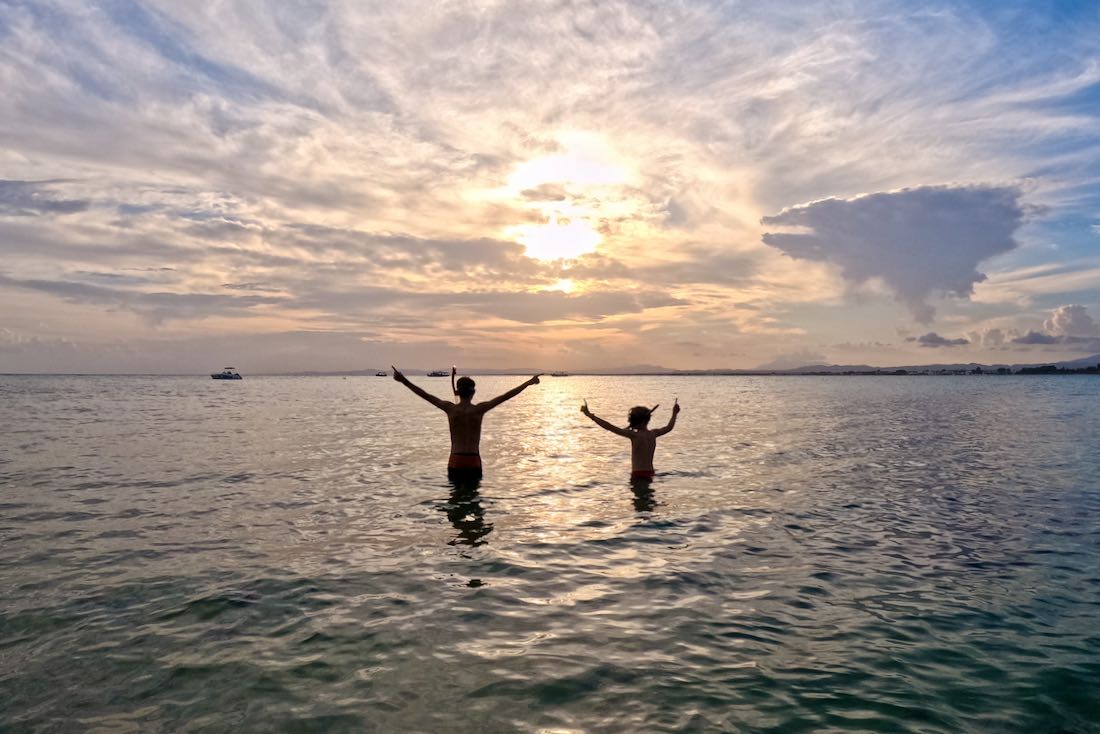 Flo und Ben schnorcheln im Sonnenuntergang am Strand von Hammamet