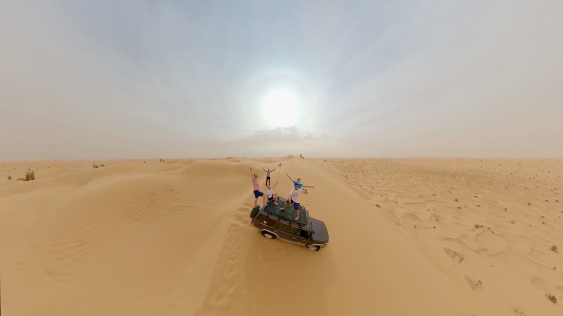 Fravely auf dem Toyota LandCruiser in der Sahara