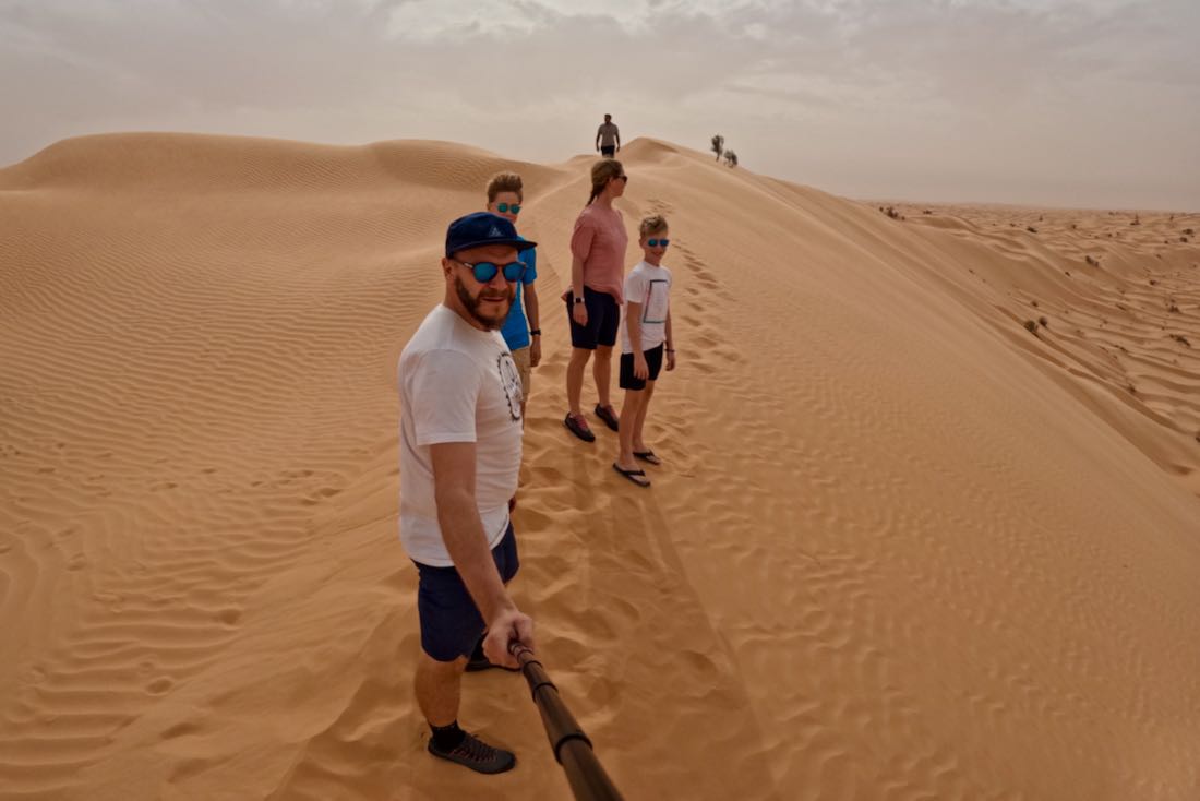 Fravely auf einer großen Düne in der Sahara
