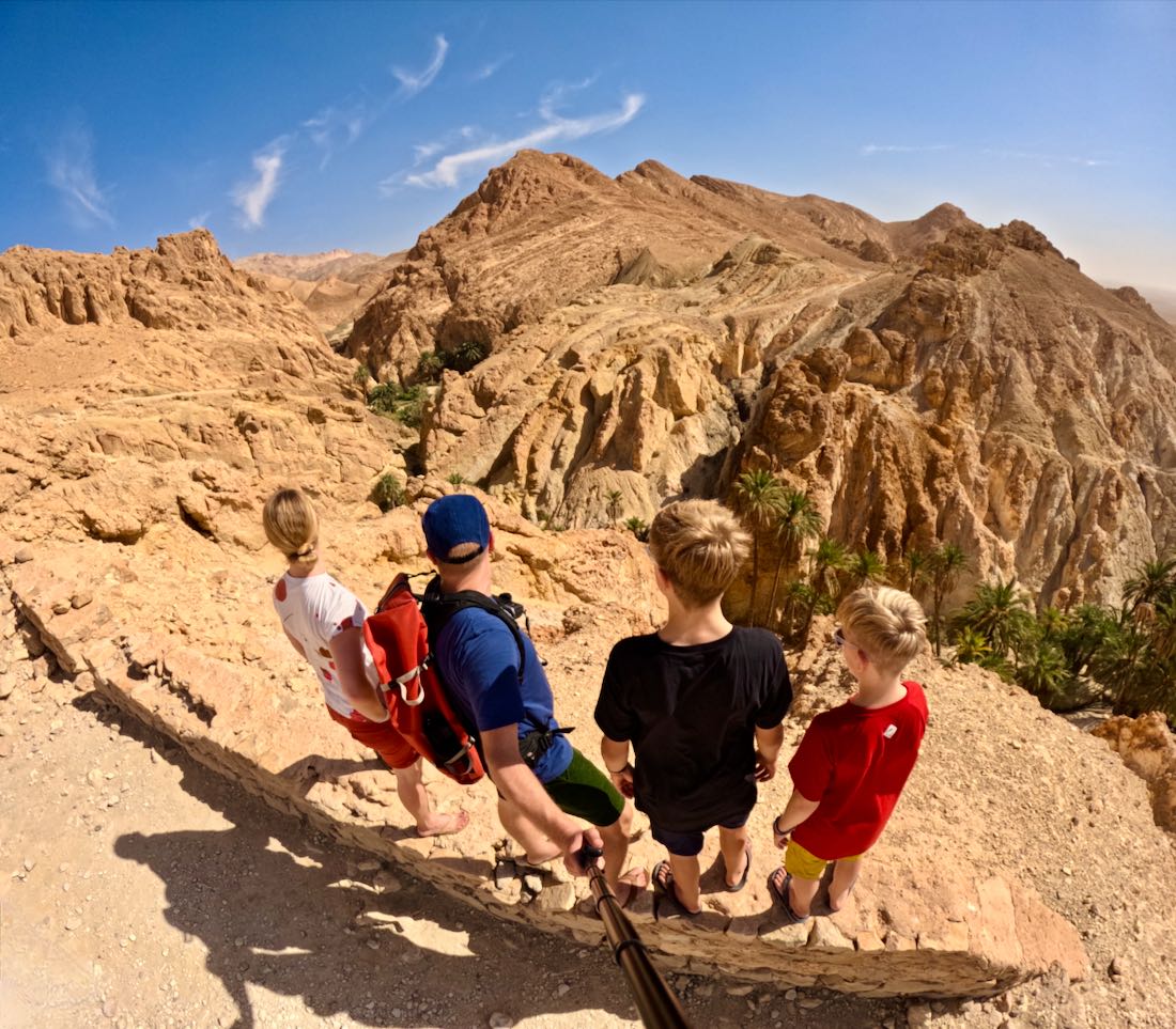 Fravely blicken über die Oase Chebika in Tunesien