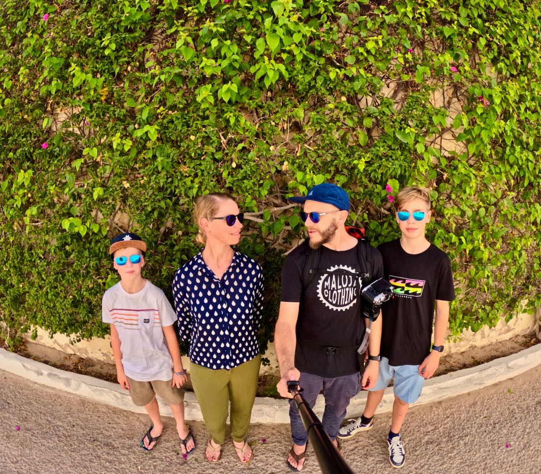 Fravely in Tunesien auf Djerba vor einer bewachsenen Wand