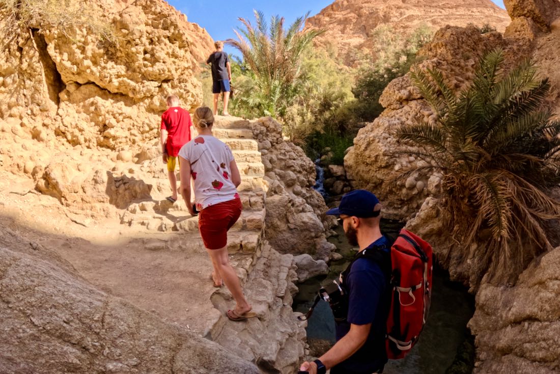 Fravely wandern durch die Oase Chebika in Tunesien