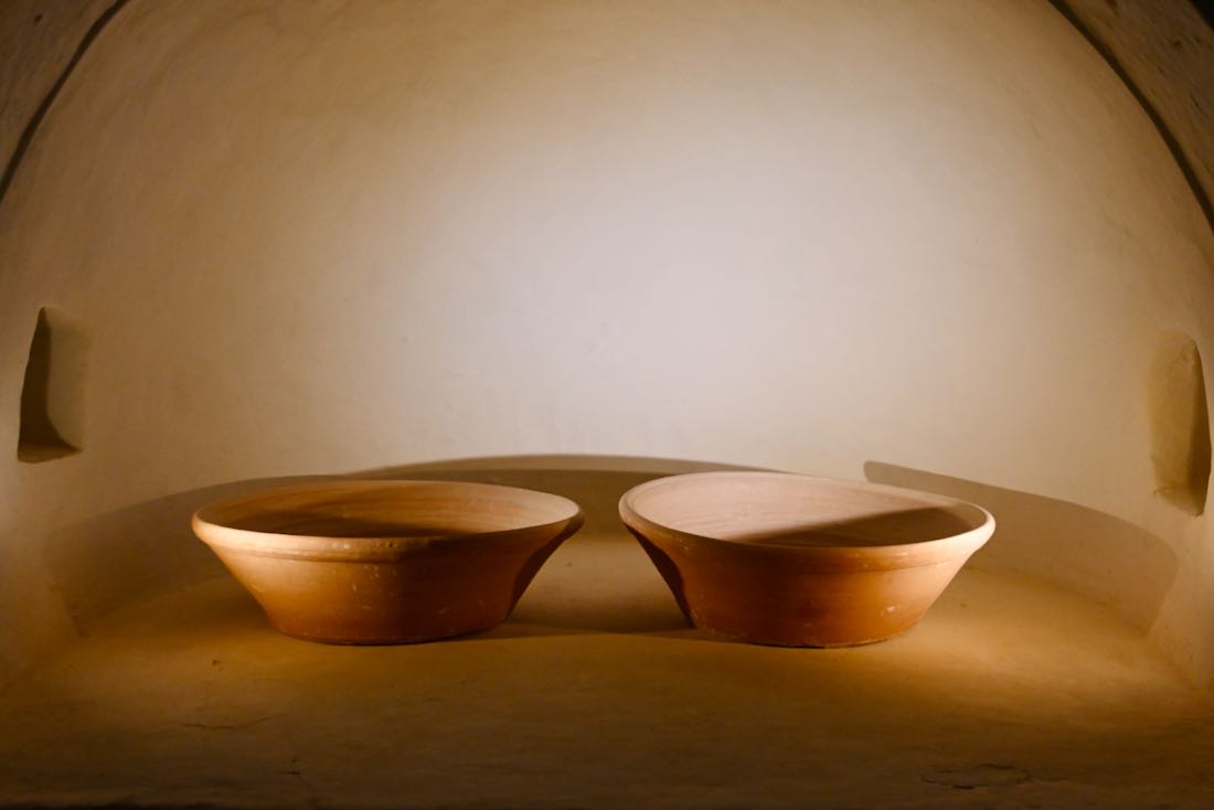 Zwei Schüsseln in der alten Bäckerei der Moschee Fadhloun