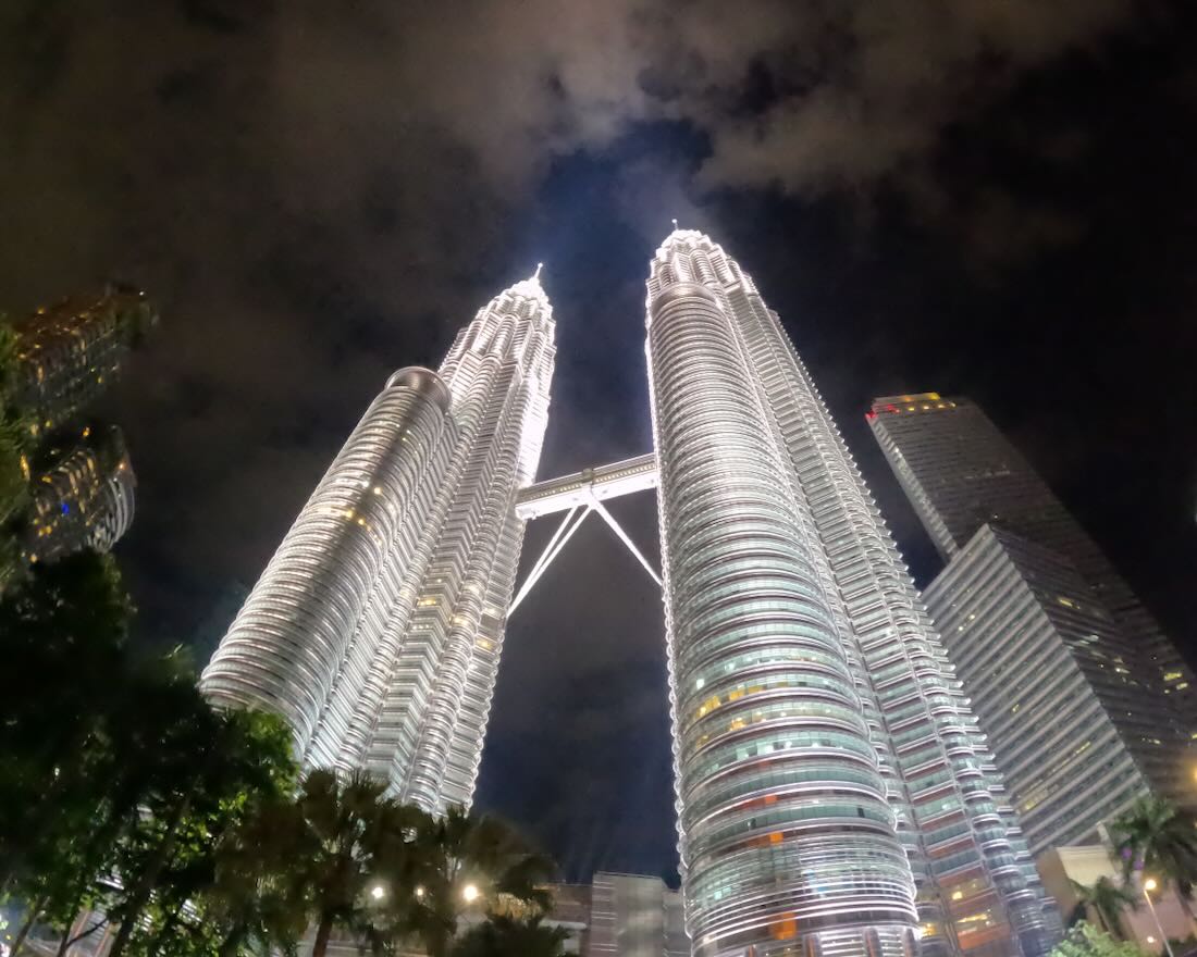 Am Fuß der Petronas Twin Towers in Malaysia bei Nacht