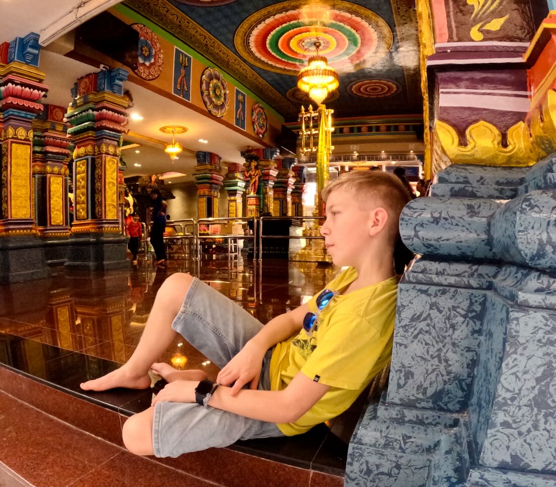Ben entspannt im indischen Tempel in Kuala Lumpur