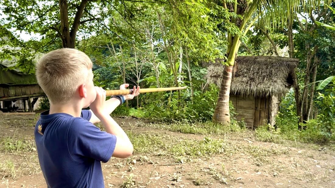 Ben schießt mit dem Blasrohr