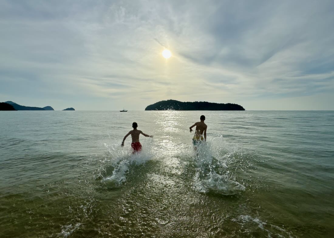 Ben und Flo rennen auf Langkawi ins Meer