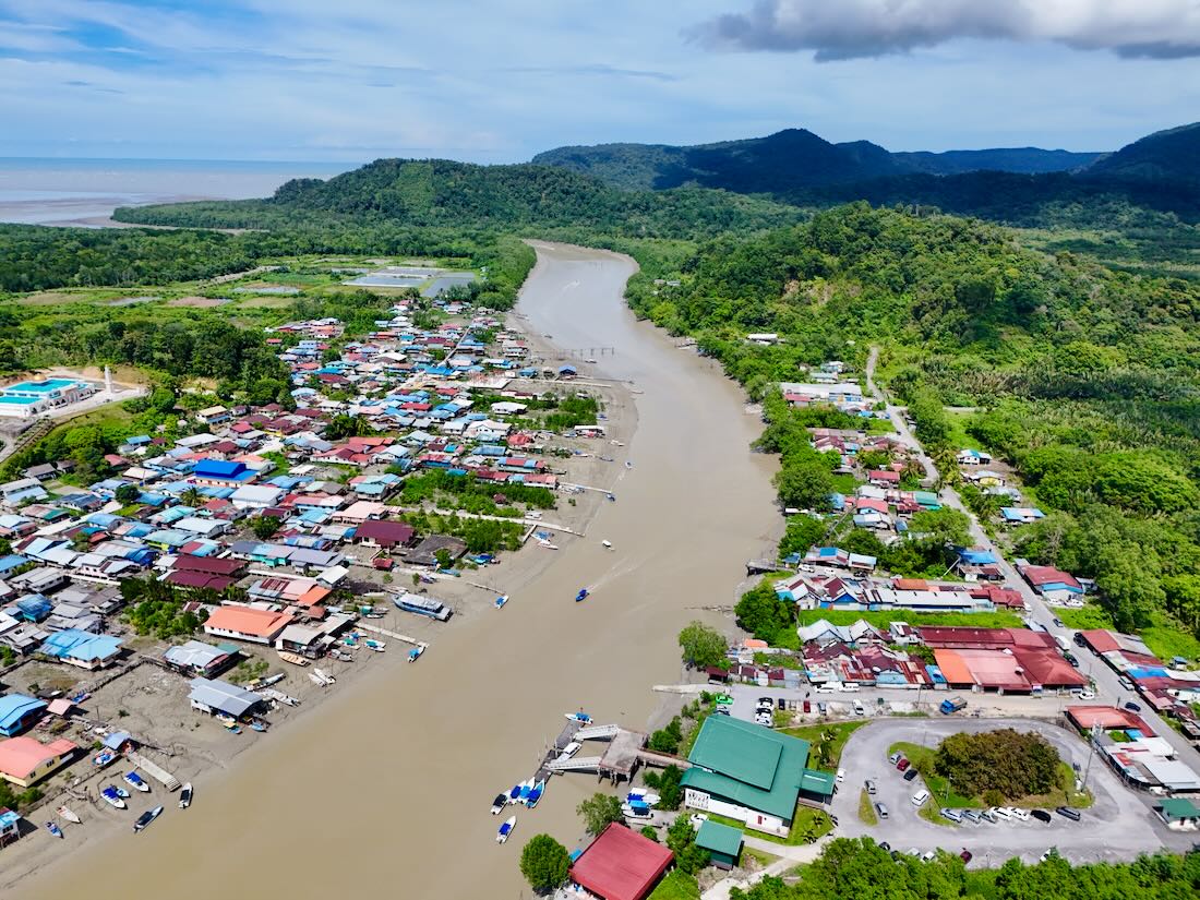 Blick auf den Bako Nationalpark aus der Luft auf Borneo