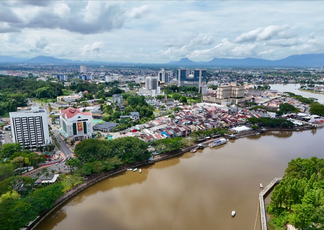 Blick aus der Luft auf China Town in Kuching