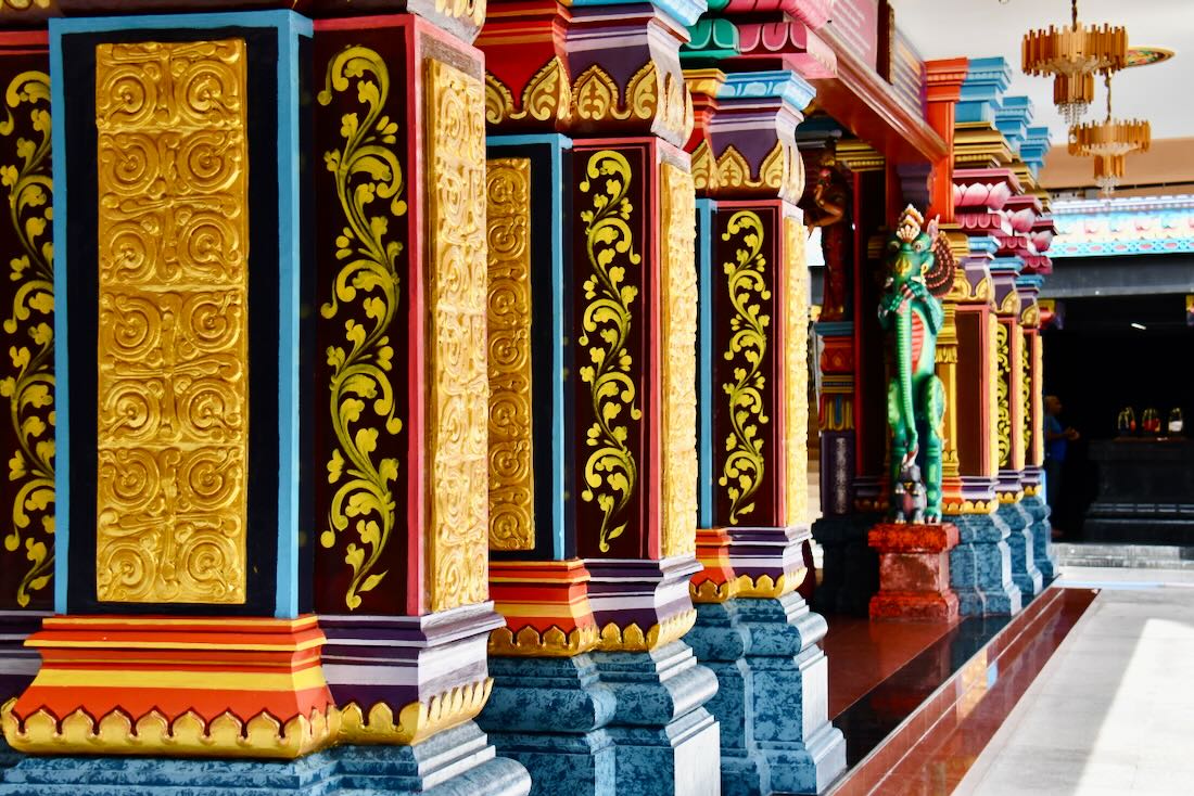 Bunte Säulen im Tempel in Kuala Lumpur