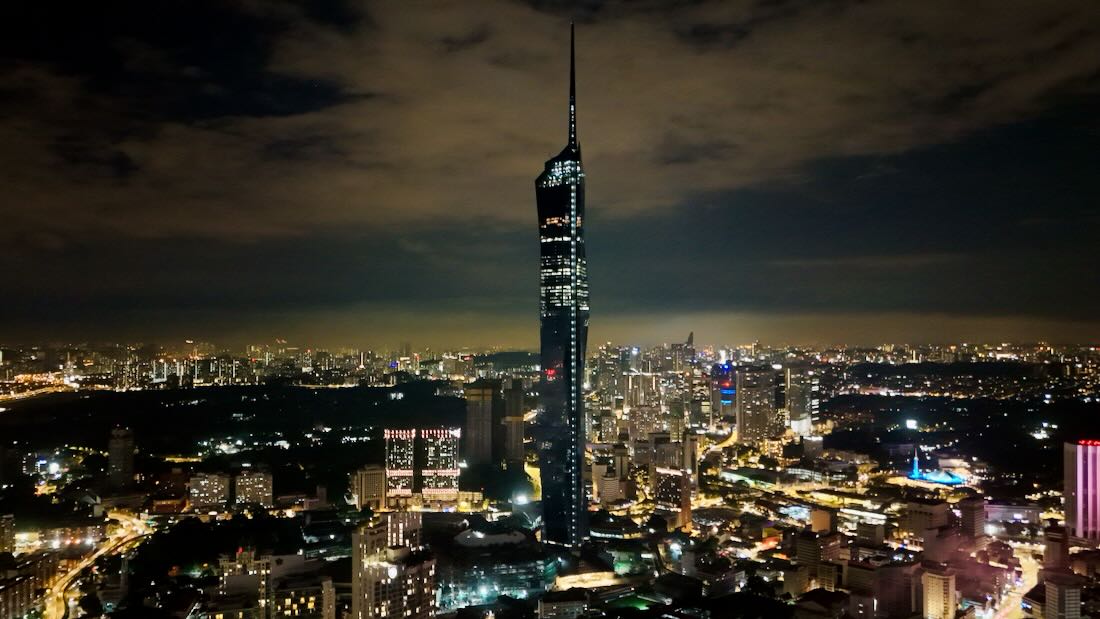 Der PNB 118 in Kuala Lumpur bei Nacht