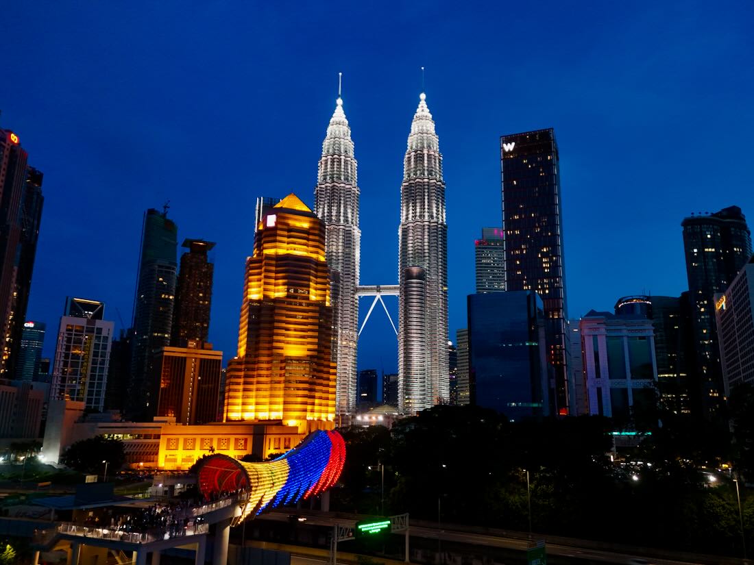 Die Petronas Towers in Kuala Lumpur und die Pintasan Saloma Brücke