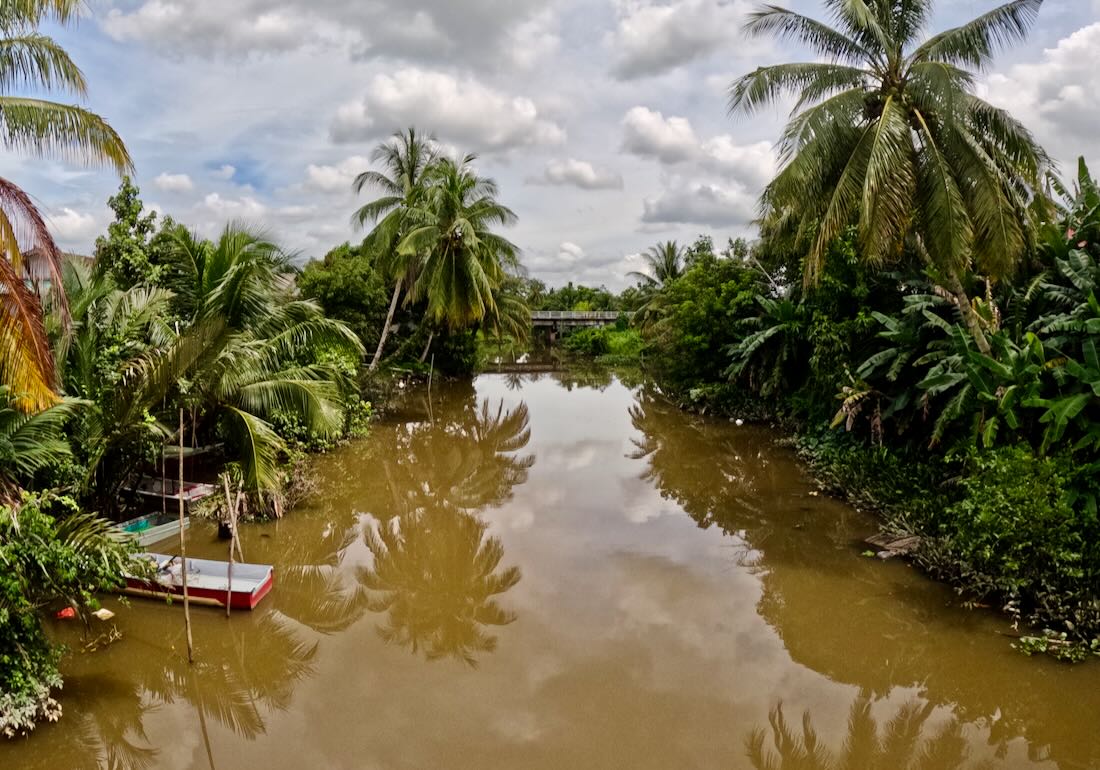 Ein Nebenfluss in dem Krokodile leben
