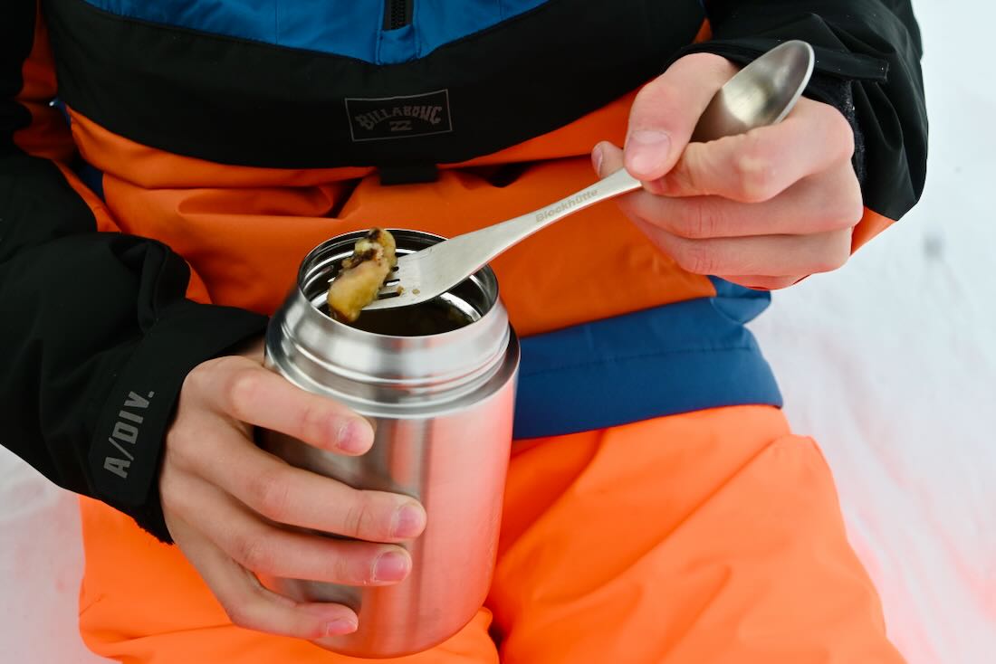 Essen aud dem Thermobehälter von Blockhütte
