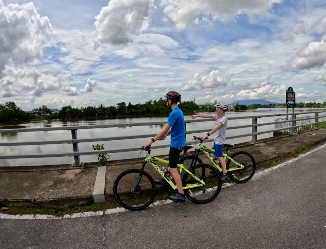 Flo und Ben auf dem Fahrrad in Kuching