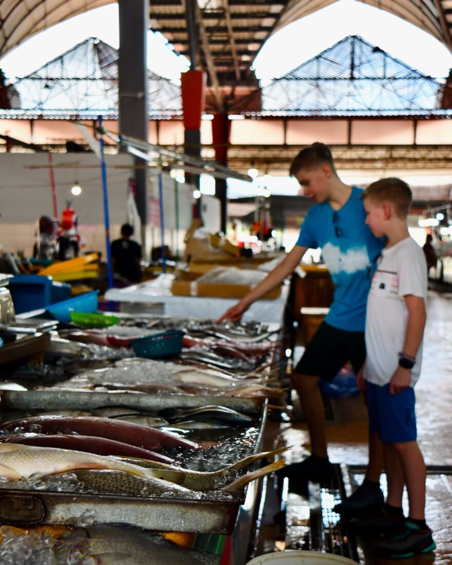 Flo und Ben auf dem Fischmarkt in Kuching