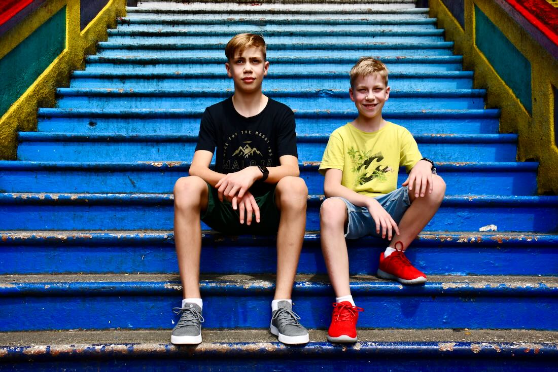 Flo und Ben auf der Treppe der Batu Caves mit Giesswein Schuhen