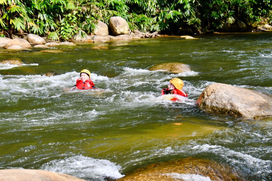 Flo und Ben beim Floating in Malaysia