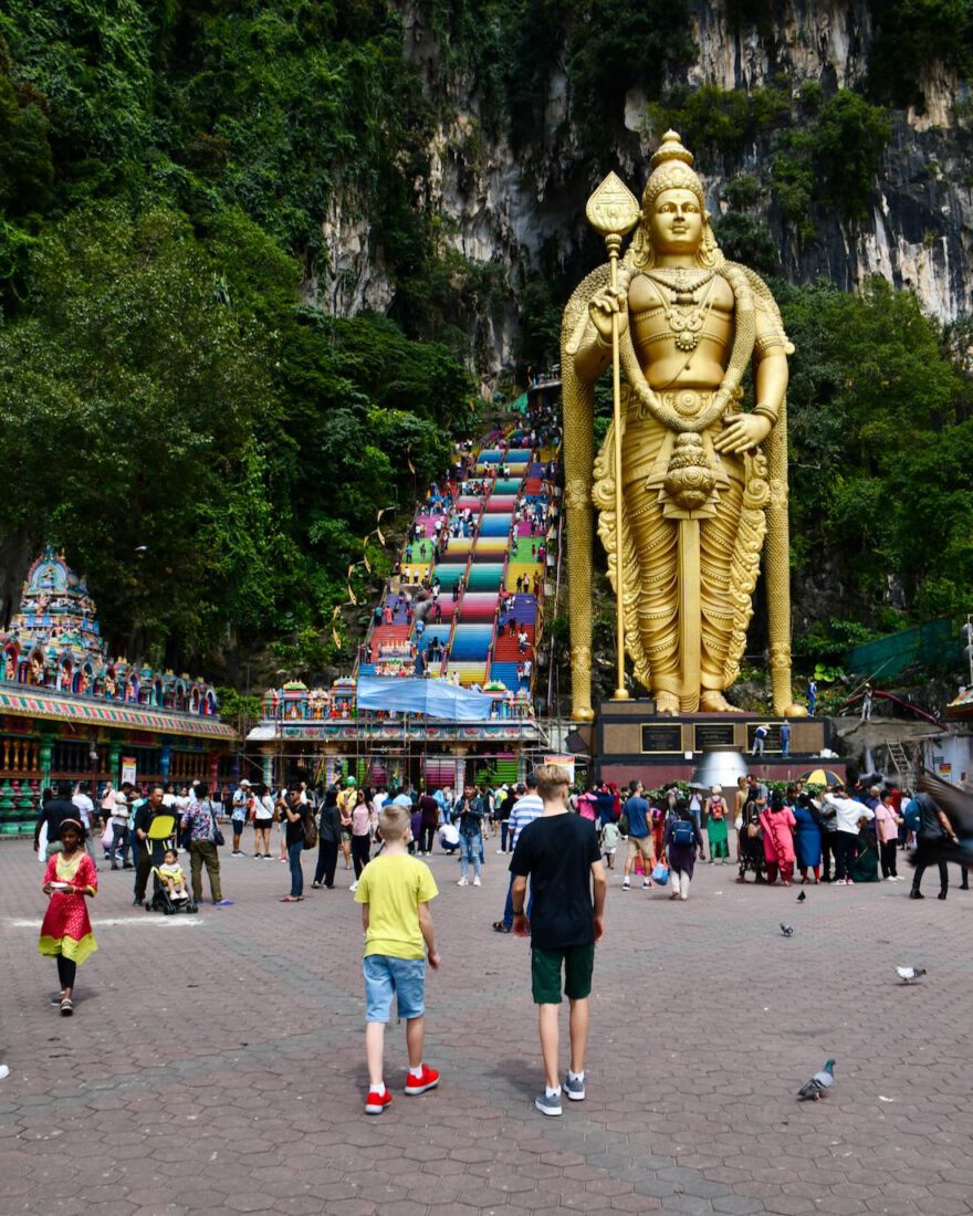 Flo und Ben laufen zur bunten Treppe der Batu Caves in Malaysia
