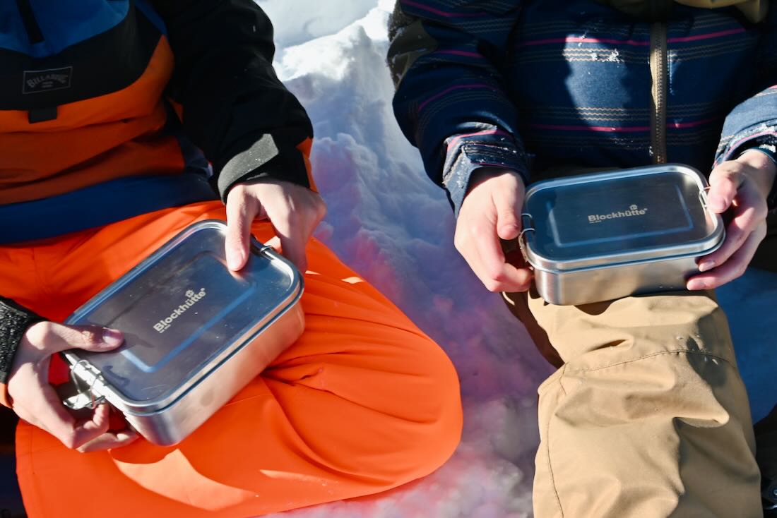 Flo und Ben mit den Brotdosen von Blockhütte
