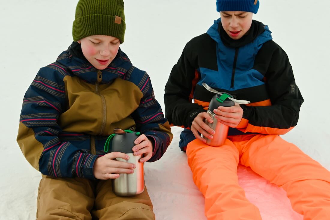 Flo und Ben mit den Thermobehältern von Blockhütte