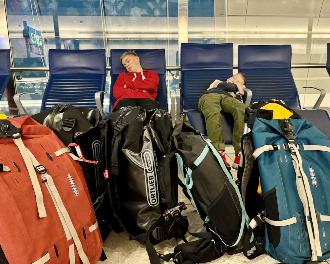 Flo und Ben schlafen auf dem Flughafen in Dubai